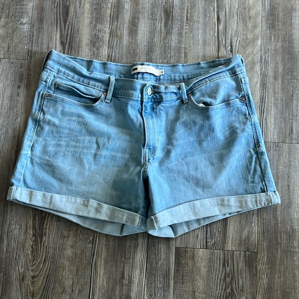 Levi’s mid rise roll hem shorts size 33